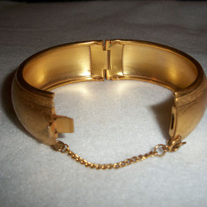Antique Jewelry - Antique Gold Shell Wide Cuff Bracelet Antique Jewelry - Antique Gold Shell Wide Cuff Bracelet